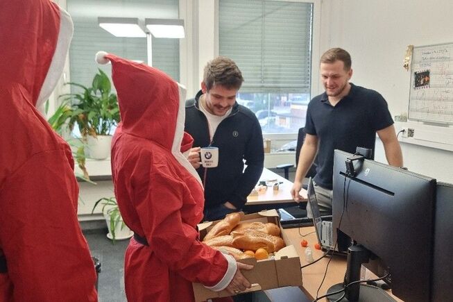 🎅 𝗧𝗵𝗲 𝗚𝗹𝗼̈𝗰𝗸𝗹𝗶 𝗦𝘁𝗿𝗶𝗸𝗲𝘀 𝗔𝗴𝗮𝗶𝗻! 🤶